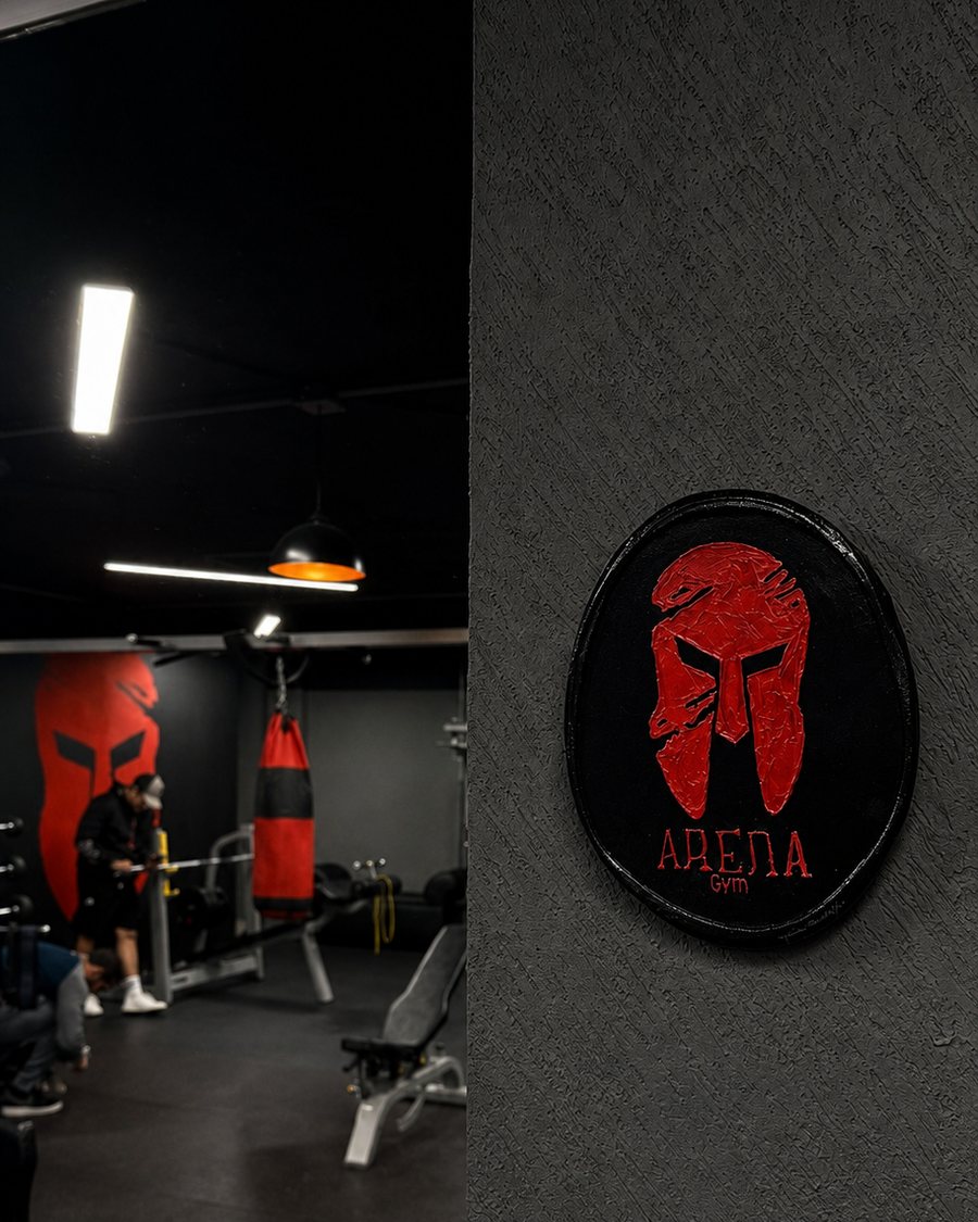 Placa de Arena Gym en el acceso al piso de entrenamiento